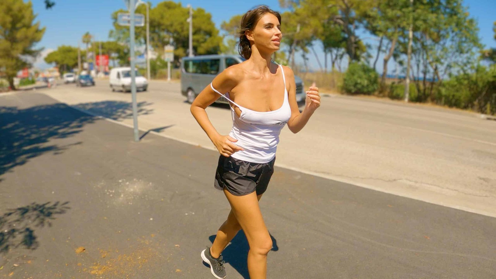 Ma femme a les seins qui rebondissent pendant son jogging - AbricOFF